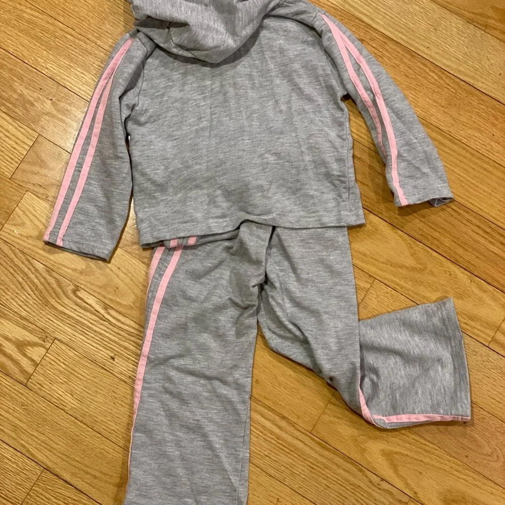 Parisian Grey/Gray Pink Jogging Suit Size 4
